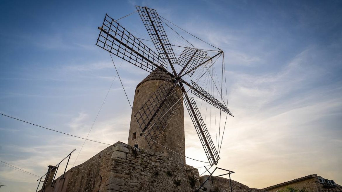 Vista de un molino en Costitx al aterdecer