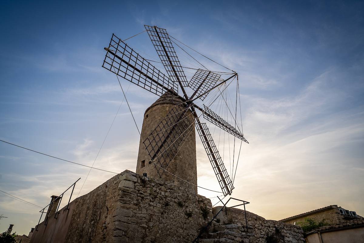 Vista de un molino en Costitx al aterdecer